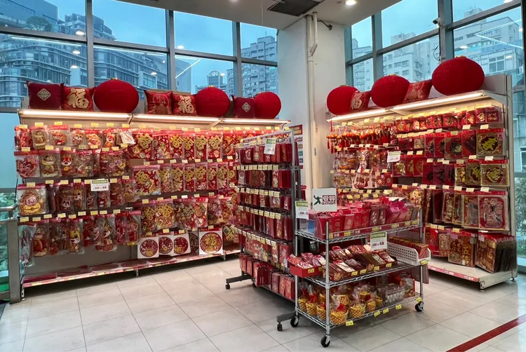 愛買2024年農曆春節檔期推出館內眾多品類滿額優惠，過年相關紅包袋、春聯、掛飾單筆滿688元現折68元。業者提供