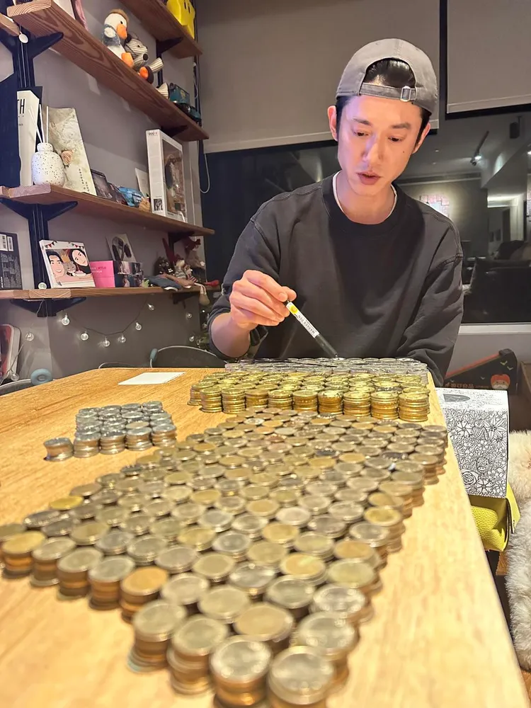 吳慷仁殺豬公，桌上一片「錢海」。翻攝自吳慷仁臉書
