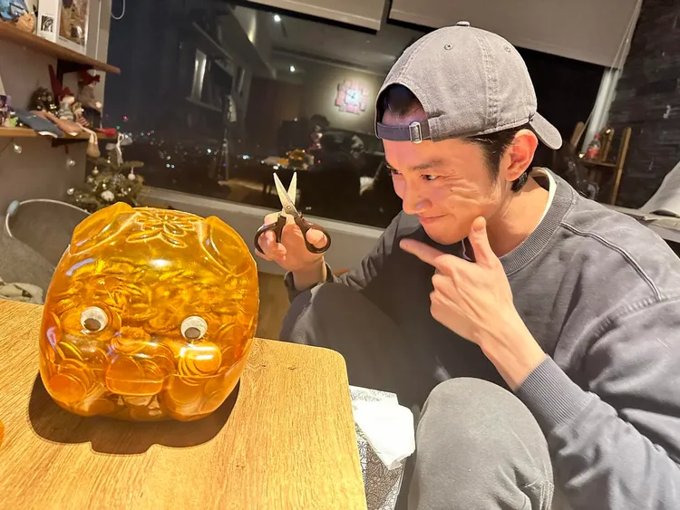 吳慷仁殺豬公，玻璃鏡子反射出「小姐姐」。翻攝自吳慷仁臉書
