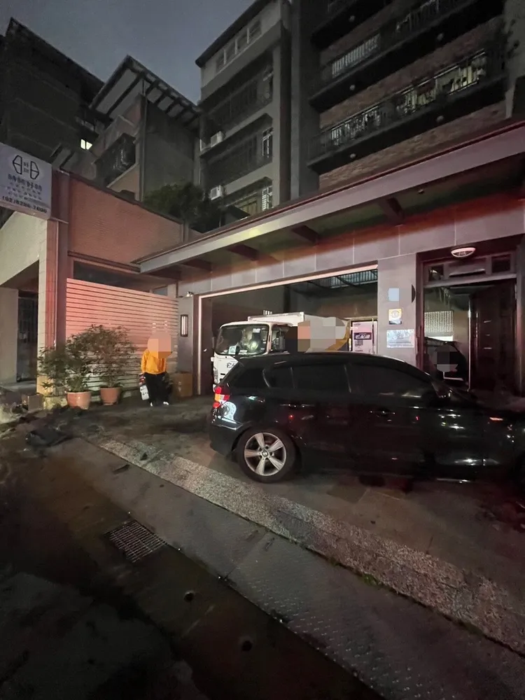 小客車險些撞進民宅。翻攝畫面