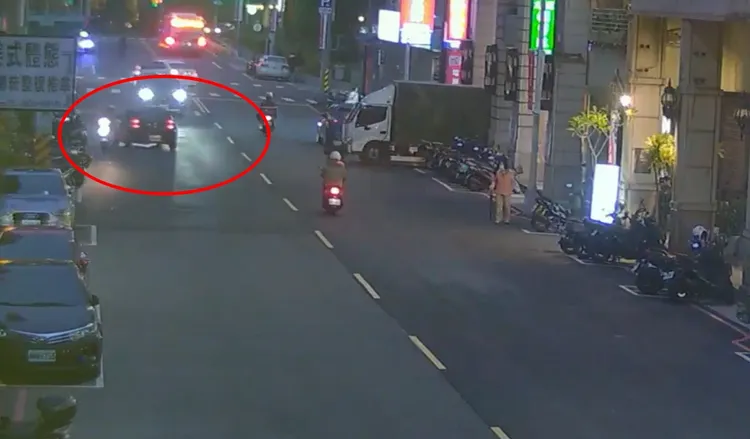 小客車不斷向左偏移。翻攝畫面