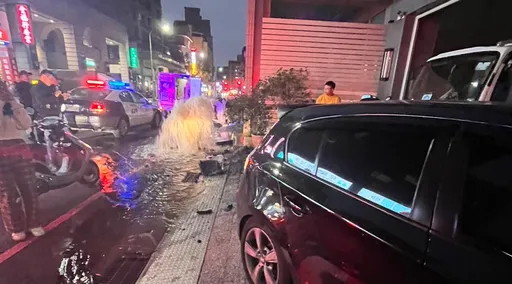 小客車逆向偏移險撞進民宅 蘆洲這消防栓直接炸裂噴發