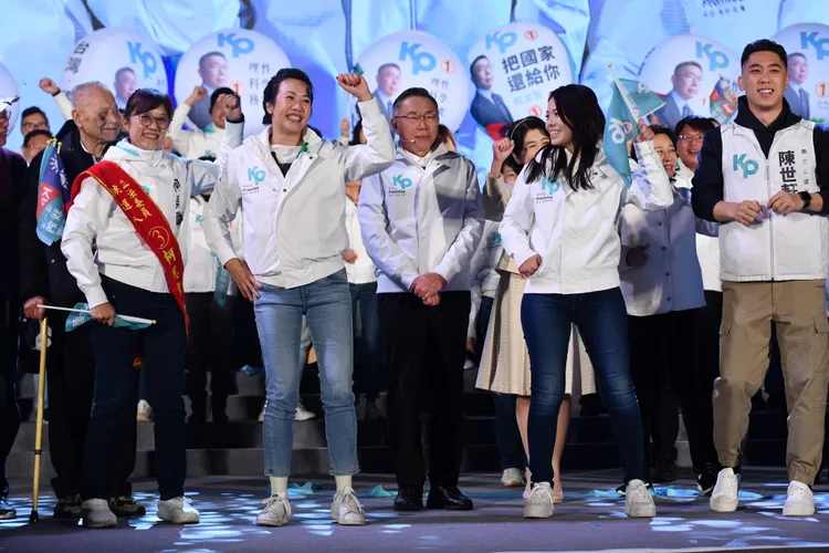 吳欣盈跟新竹市長高虹安隨音樂大跳炸裂舞，柯文哲不為所動。攝影中心