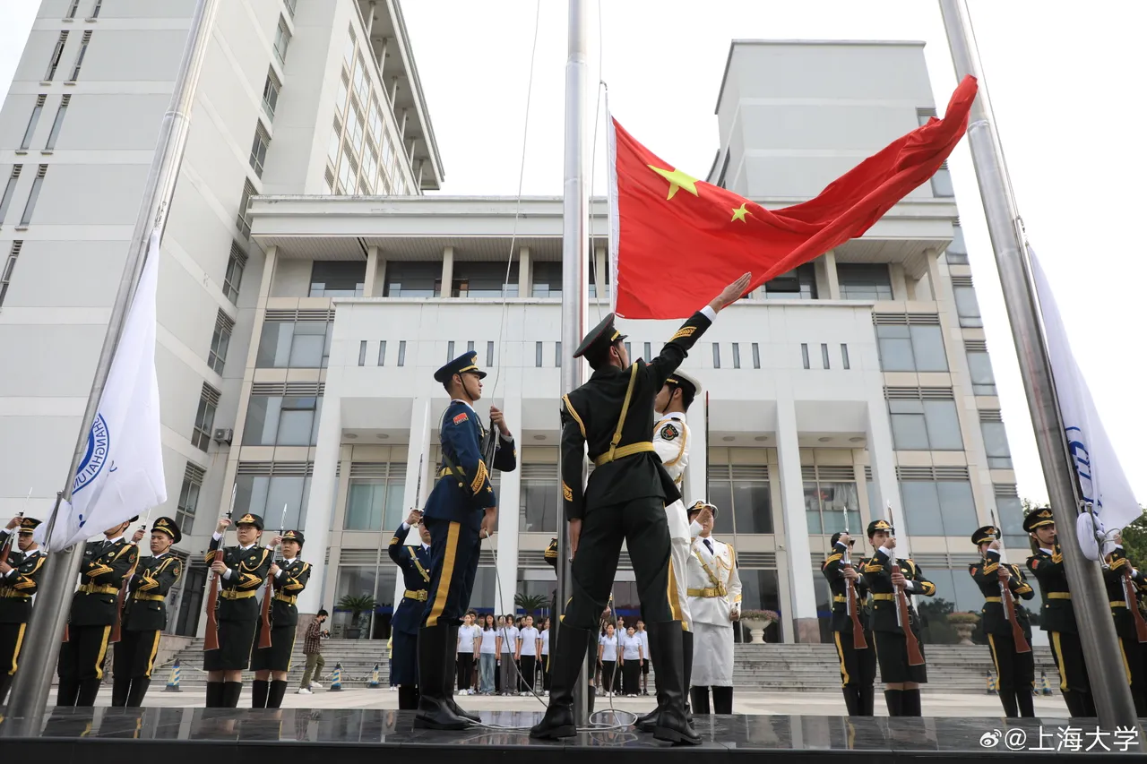 中國上海大學去年十一的升旗典禮。翻攝官方微博