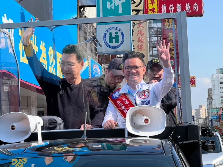趙少康中午陪同台中市立委候選人黃健豪車隊掃街拜票。鮮明攝