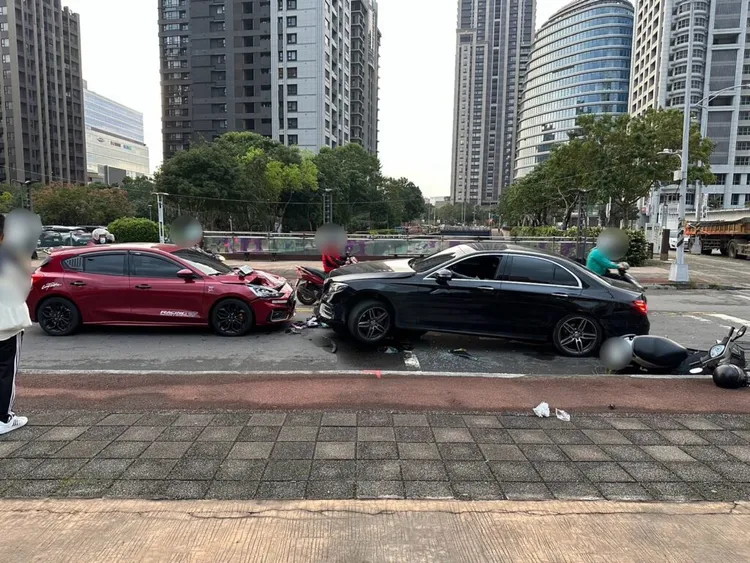 賓士逆向直衝撞輾機車，再騎上汽車引擎蓋。翻攝《記者新聞網》