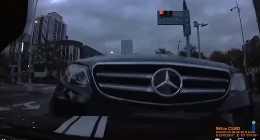 賓士逆向直衝！機車停紅燈全倒還被輾　再騎上汽車引擎蓋