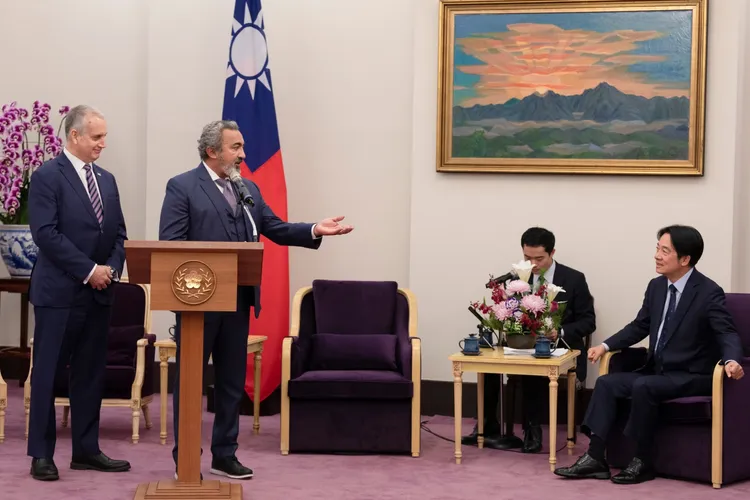 貝拉跟賴清德一樣，都是醫生出身。總統府提供