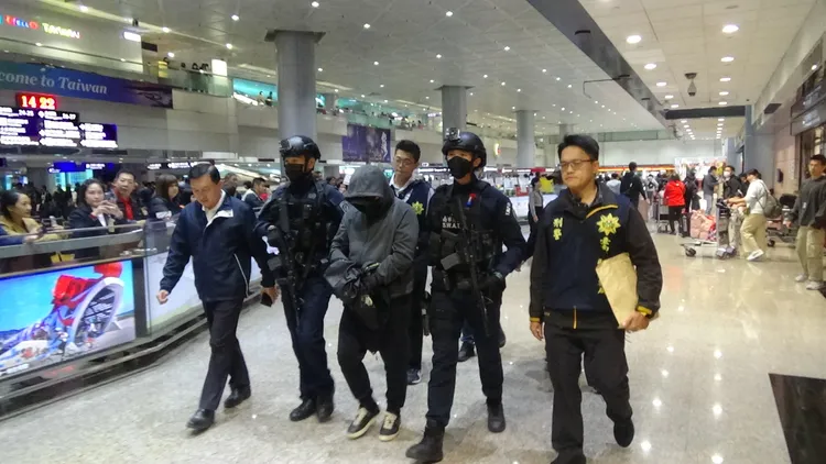 112年11月20日桃園機場解送學甲1115槍擊案嫌犯。翻攝畫面