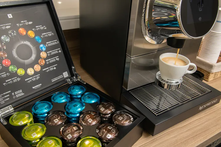 顧客走進展間之後立即可以嗅到清新多層次的品牌專屬香氛，並且提供車主精品級的餐飲服務。業者提供