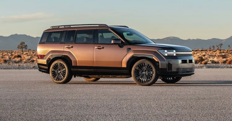 Hyundai不久前推出的大改款Santa Fe，在既有的多人乘載優勢下，更加入了時下流行的硬派曠野形象，也是一款未上市便受矚目的重量級車款。原廠照片