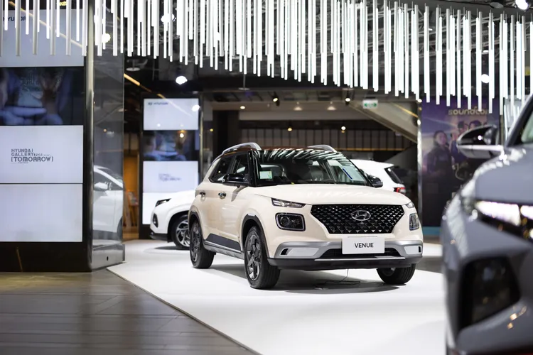 Venue車系憑藉著具親和力的價格、優異的空間規劃及豐富的主被動安全配備，在國產小型跨界休旅車市場一直占有一席之地。業者提供