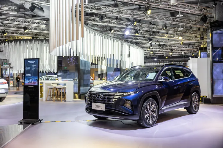 Hyundai中型SUV休旅主力第四代Tucson L，透過放大的車格及前衛科技的設計理念，在同級車中擁有突出的產品魅力，去年追加Tucson L Turbo Hybrid油電動力之後，更讓車系銷量再次向上成長。業者提供