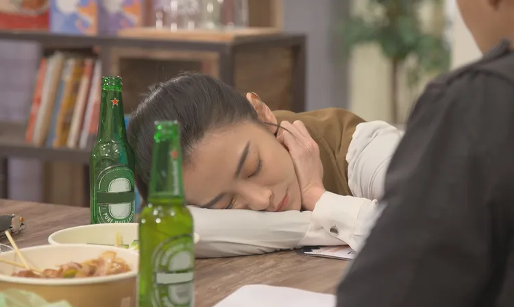 宋品葳劇中告白完就昏睡過去了。台視提供