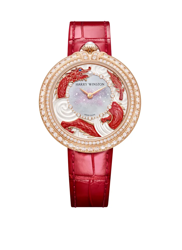 海瑞溫斯頓Moments 2024龍年限定腕錶，36mm，18K玫瑰金錶殼，白色珍珠母貝錶面，紅色鱷魚皮錶帶，HW2010機芯，動力儲存40小時，防水深度30米，限量8只。品牌提供