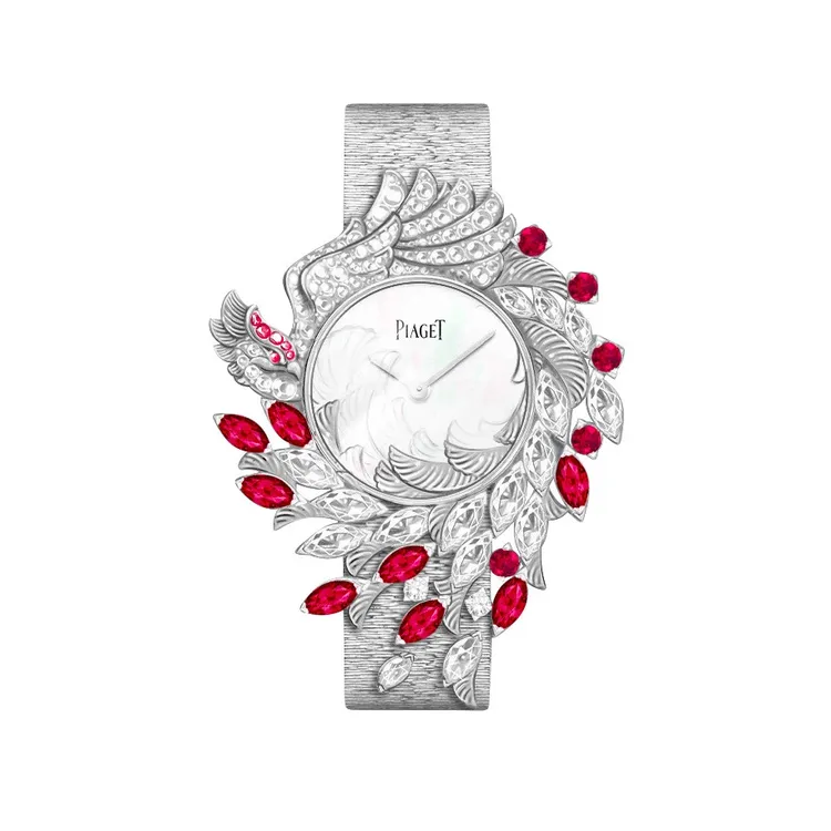 伯爵18K白金紅寶石鑽石鳳凰珠寶腕錶，32mm，18K白金錶殼，宮廷式雕刻飾紋鍊帶，伯爵自製 430P超薄手動上鍊機芯，動力儲存43小時，全球限量8只，價格店洽。品牌提供