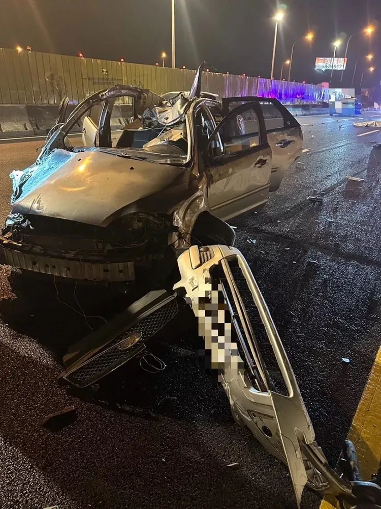 自小客車受損嚴重。民眾提供