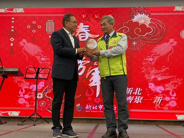 新北市後備憲兵荷松協會王文賢秘書，加入協會至今40年，經年伴隨協會為各區公益活動留下精彩影像。民政局提供