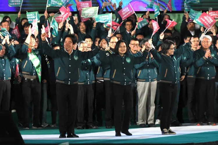 蔡英文牽起賴清德、蕭美琴的手。彭欣偉攝