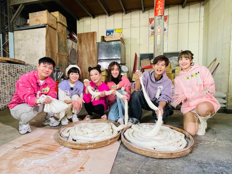 陳隨意（左起）、籃籃、楊繡惠、張文綺、阿翔、宜芳等體驗手工麵線製作。民視提供