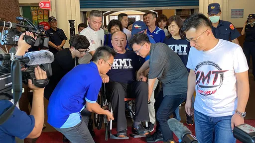 吳斯懷昔坐輪椅抗爭 被綠營狂酸「賣口香糖一包多少」