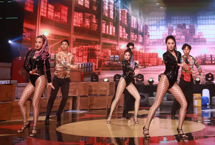 熊霓、賴慧如、顏曉筠穿高衩露美腿辣翻天。民視提供