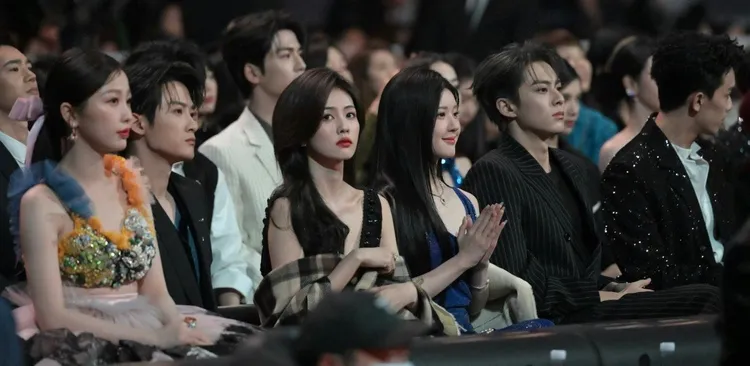 越靠近C位的從吳磊（右起）、王鶴棣、趙露思、白鹿、檀健次及虞書欣。翻攝iWarrenS微博