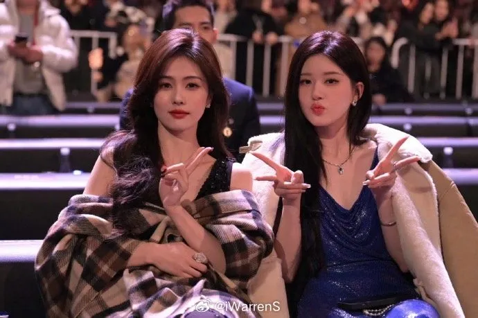 白鹿（左）及趙露思在「微博之夜」內場合照。翻攝iWarrenS微博