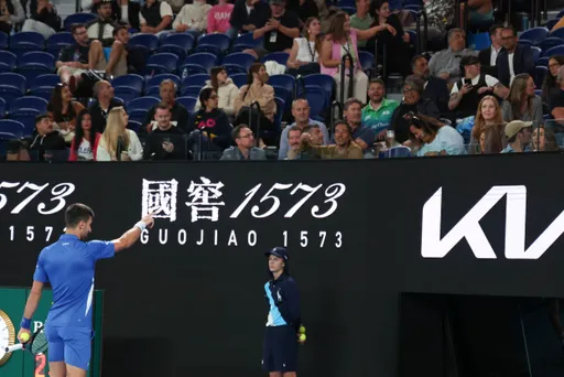 喬科維奇怒指觀眾嗆「下來講」 鏖戰逾3小時晉澳網第三輪