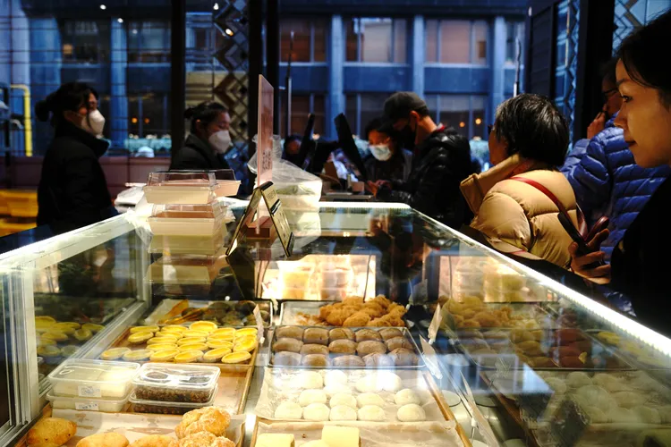 黃河路糕餅店內門庭若市。新華社