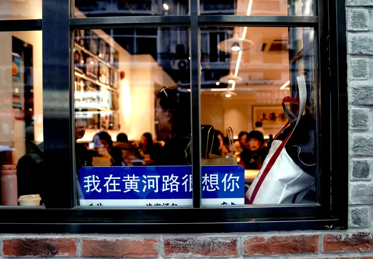 《繁花》帶火了上海黃河路的各種美食，許多人專程趕來打卡品嘗。 新華社