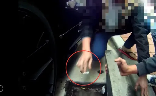 違停男見警盤查毒煙急丟水溝 警忍臭翻溝蓋夾出證物逮人