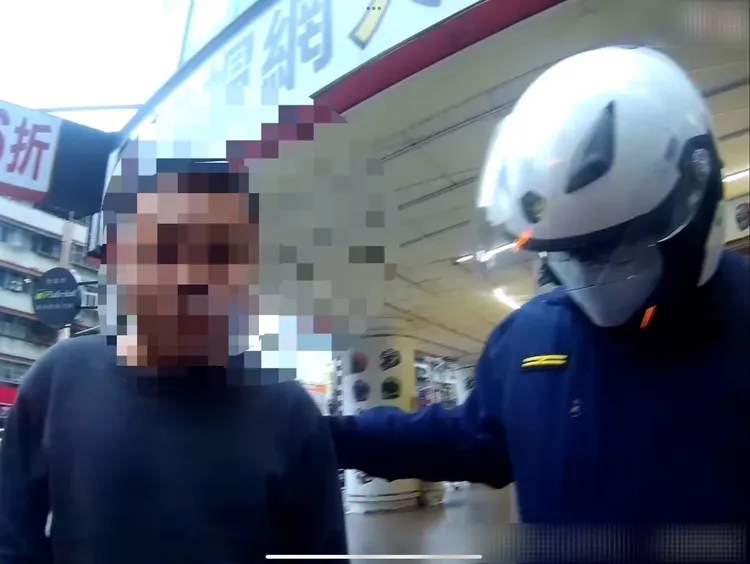 湯姓男子身上攜帶毒煙被員警發現，情急之下將毒煙丟入水溝滅證，仍遭到逮捕。翻攝畫面