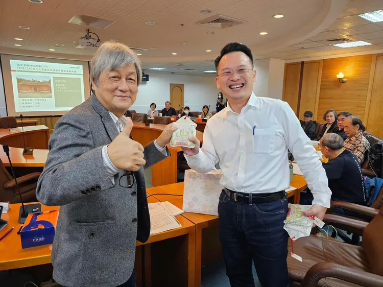 桃園市再添兩市定古蹟，副市長蘇俊賓(右)居功厥偉。桃園市府提供