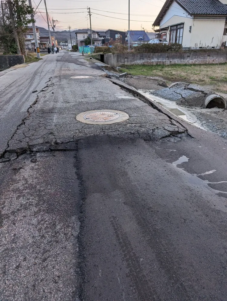日本地震後，石川縣七尾市多地出現道路破損狀況。翻攝推特@mojicamera
