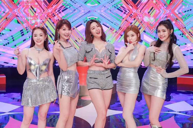 白家綺、DJ Soda等人合體表演。民視提供