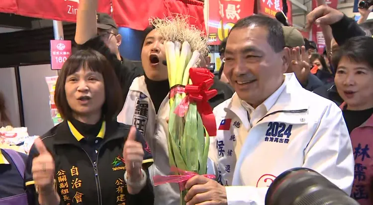 熱情支持者贈送侯友宜菜頭祝他高票當選。民眾提供