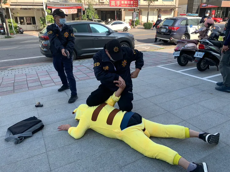 警方扮演的皮卡丘塞不下道具服，最後仍被制伏。警方提供