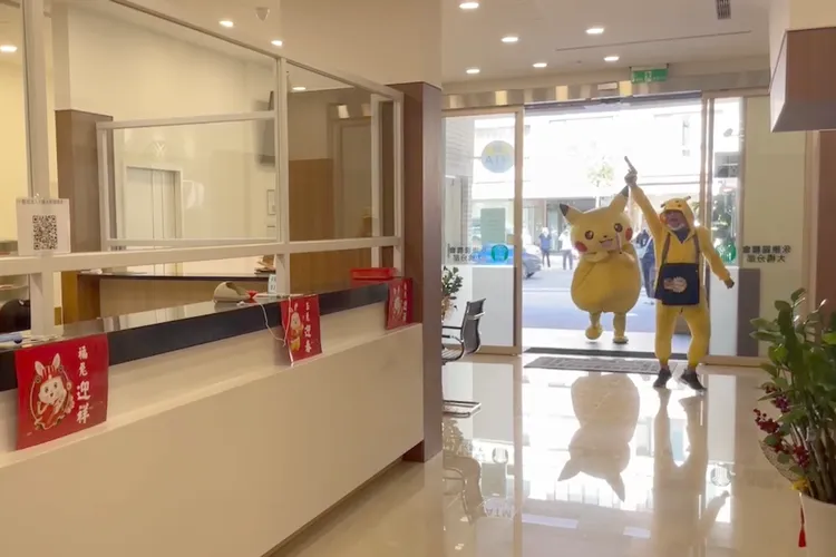 警方假扮的皮卡丘持槍棍去農會行搶。警方提供