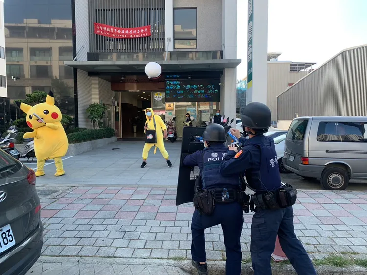 員警靈機一動丟出神奇寶貝球。警方提供