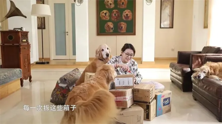 周海媚生前在北京別墅與愛犬為伴。翻攝西瓜視頻