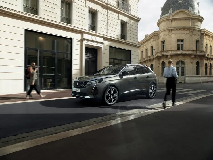 Peugeot 3008經典版搭載1.6升缸內直噴渦輪增壓汽油引擎，可輸出180匹最大馬力 / 250牛頓米最大扭力之外，更擁有每公升15.5公里的節能表現。原廠照片