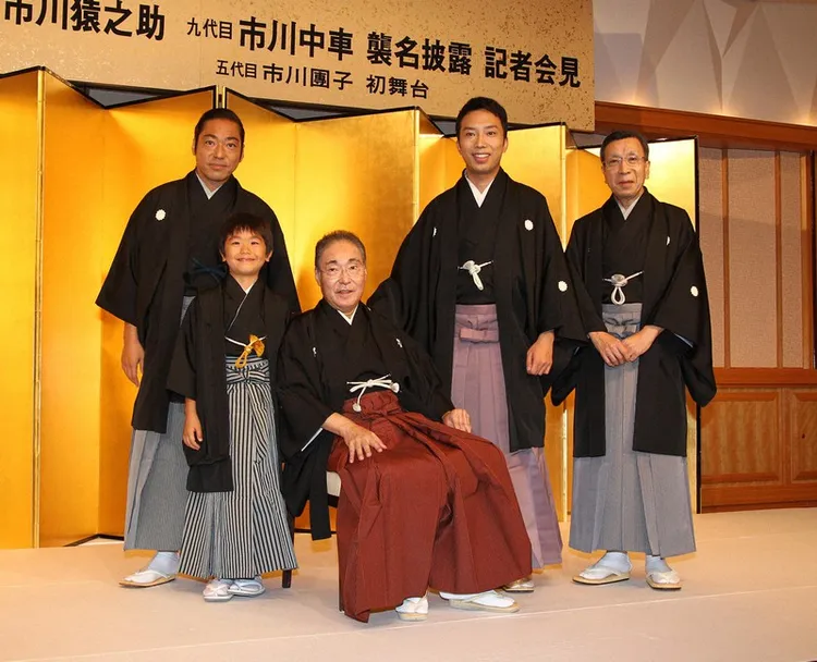 香川照之（左）2011年襲名市川中車時，父親市川猿翁（中）、兒子市川團子（左二）、叔叔市川段四郎（右起）、堂弟市川猿之助出席記者會。翻攝《每日新聞》