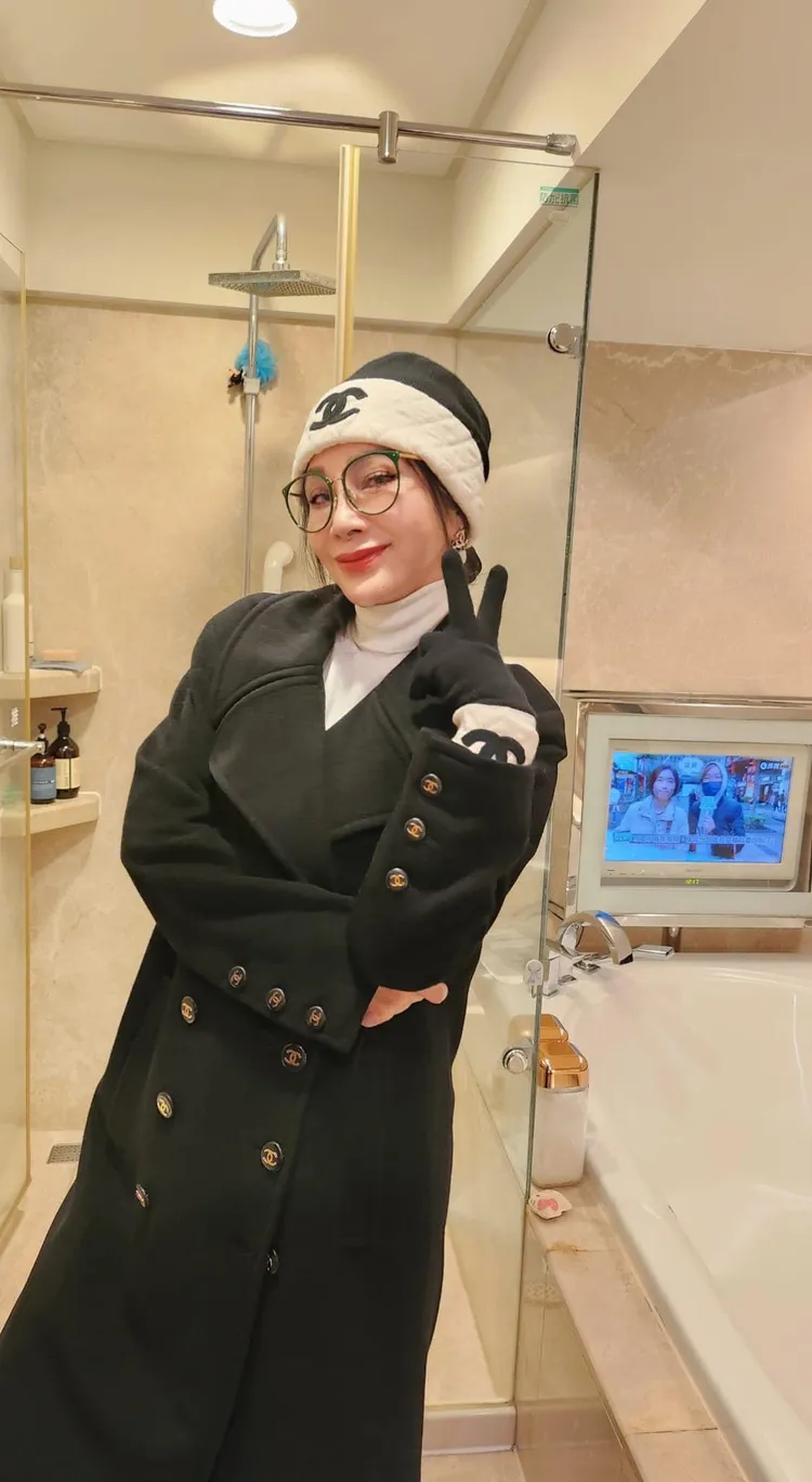 陳美鳳曬30年前大衣，依舊不退流行。翻攝臉書「陳美鳳 MeiFen」