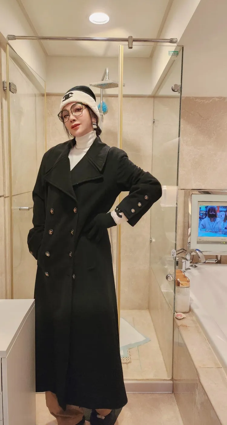 陳美鳳曬30年前大衣，依舊不退流行。翻攝臉書「陳美鳳 MeiFen」