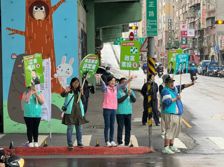 台北市議員陳慈慧在重陽橋下站路口拜票。陳慈慧提供