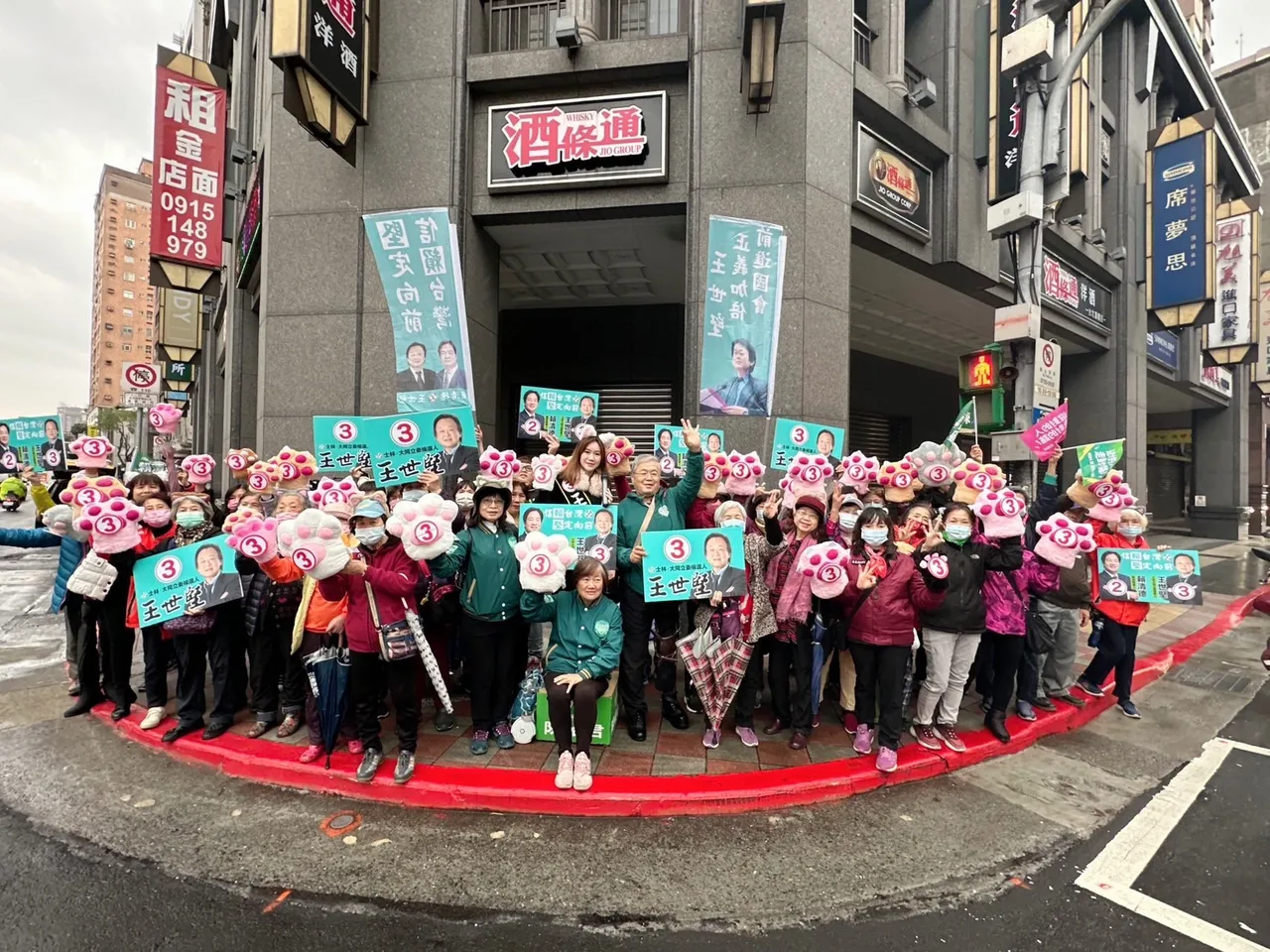 民進黨台北市議員陳怡君率「貓貓隊」力挺立委候選人王世堅。陳怡君提供