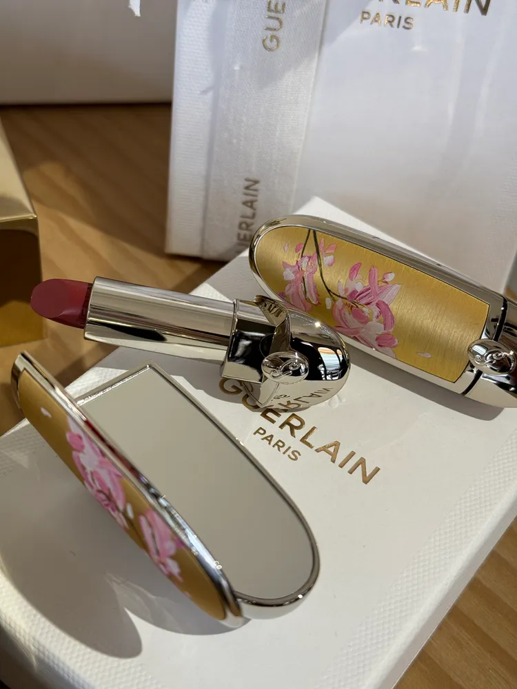 嬌蘭紅寶之吻高訂唇膏彩殼月見粉櫻限定版1350元、紅寶之吻高訂唇膏蕊芯#69月見粉櫻限定版1250元。張家玲攝