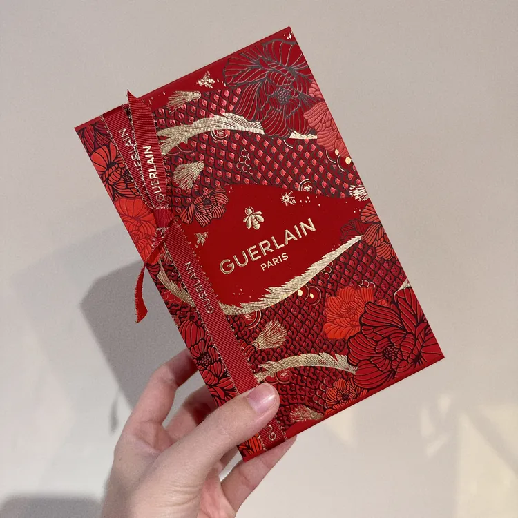 嬌蘭於官網通路推出龍年限定版法式經典禮盒包裝。張家玲攝