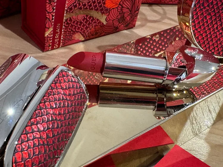Rouge G紅寶之吻高訂唇膏彩殼幸運摯紅限定版1350元、Rouge G紅寶之吻高訂紅絲絨唇膏蕊芯#9幸運摯紅限定版1250元。張家玲攝